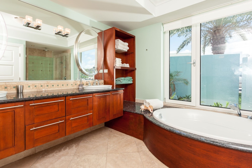 Oyster Bay Beach Resort - Photo 11