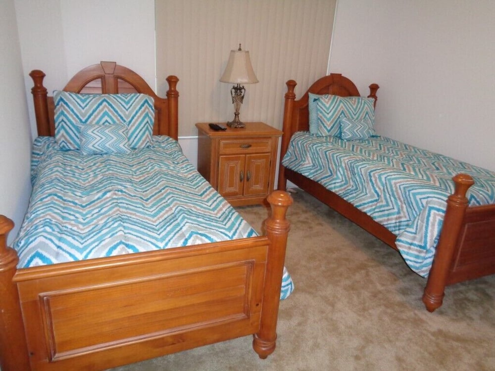 R1 Legacy Park 5 bed / 3 Bath view 2