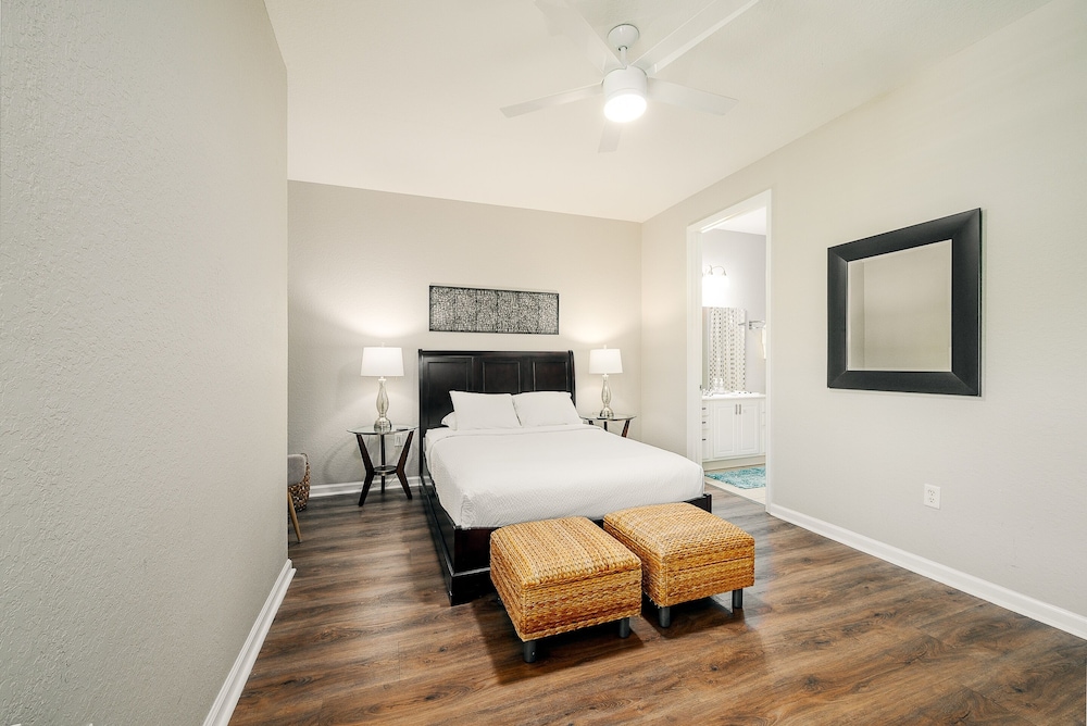 The Loft Deluxe 2 Bedroom Condo by RedAwning