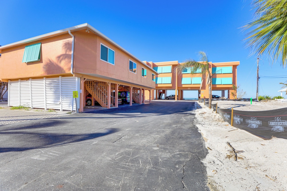 Steps to Beach: Bradenton Beach Condo w/ Deck