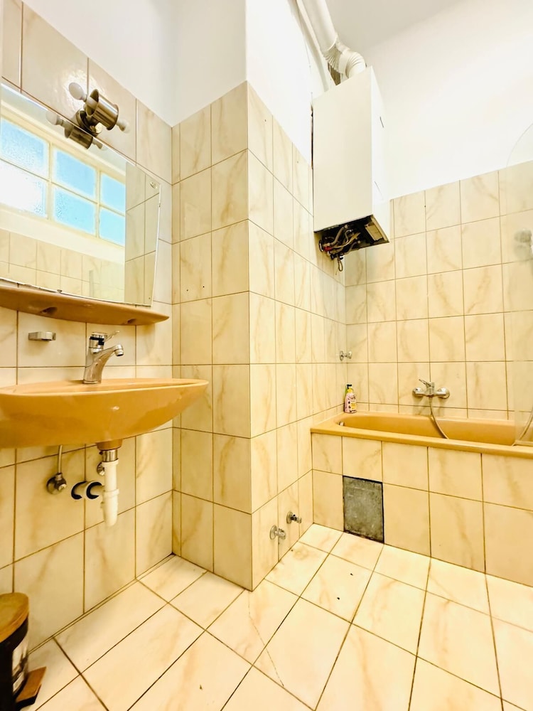 Family 9BR Apartment Near Augarten