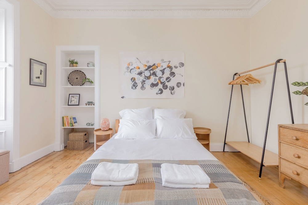 Edinburgh Castle Views Stylish 2BD Flat Sleeps 4