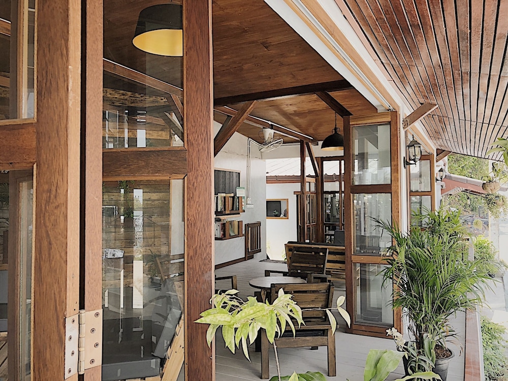 The Reef Hotel & Studios