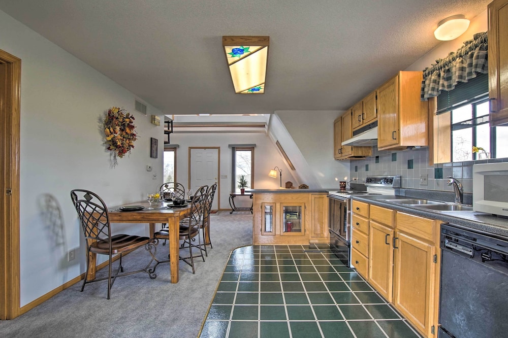 Vivid 'cedar Ridge' Cabin ~ 23 Miles to Wichita! view 5