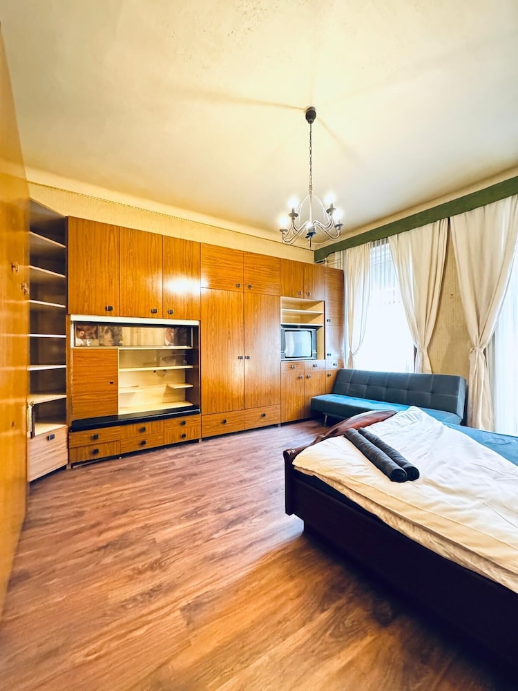 2BR Apartment for 5 Near Stadthalle