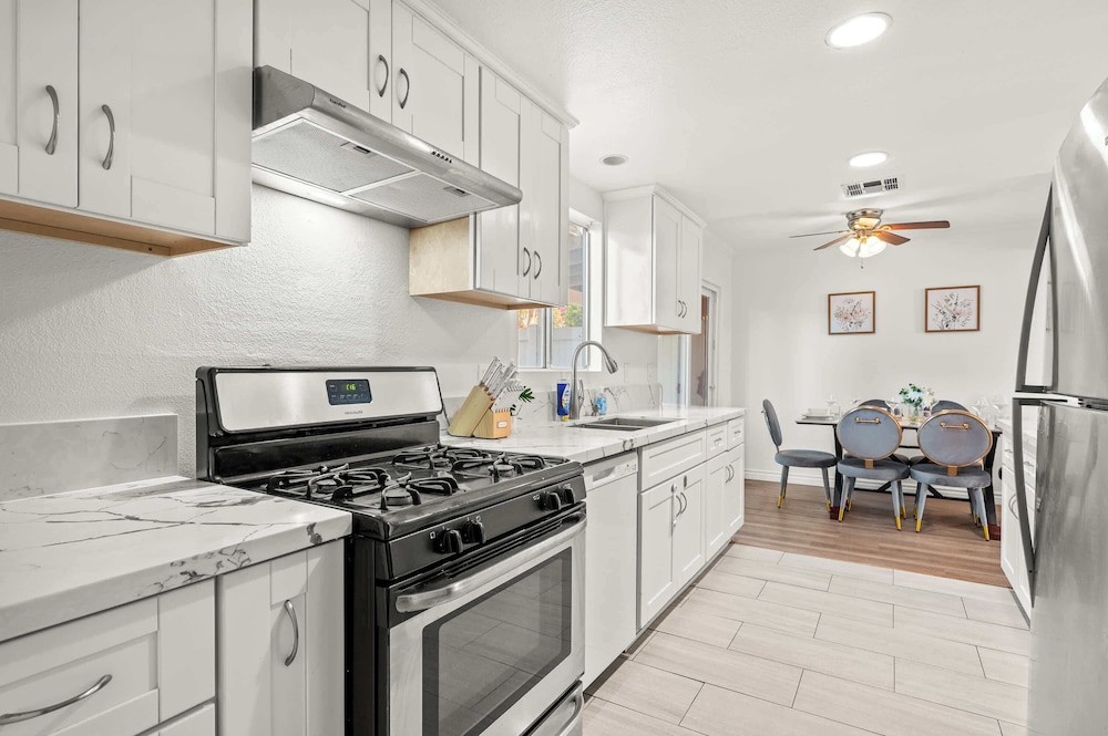 Modern Glendora Retreat Family Getaway Near Cal Poly & Mt. SAC
