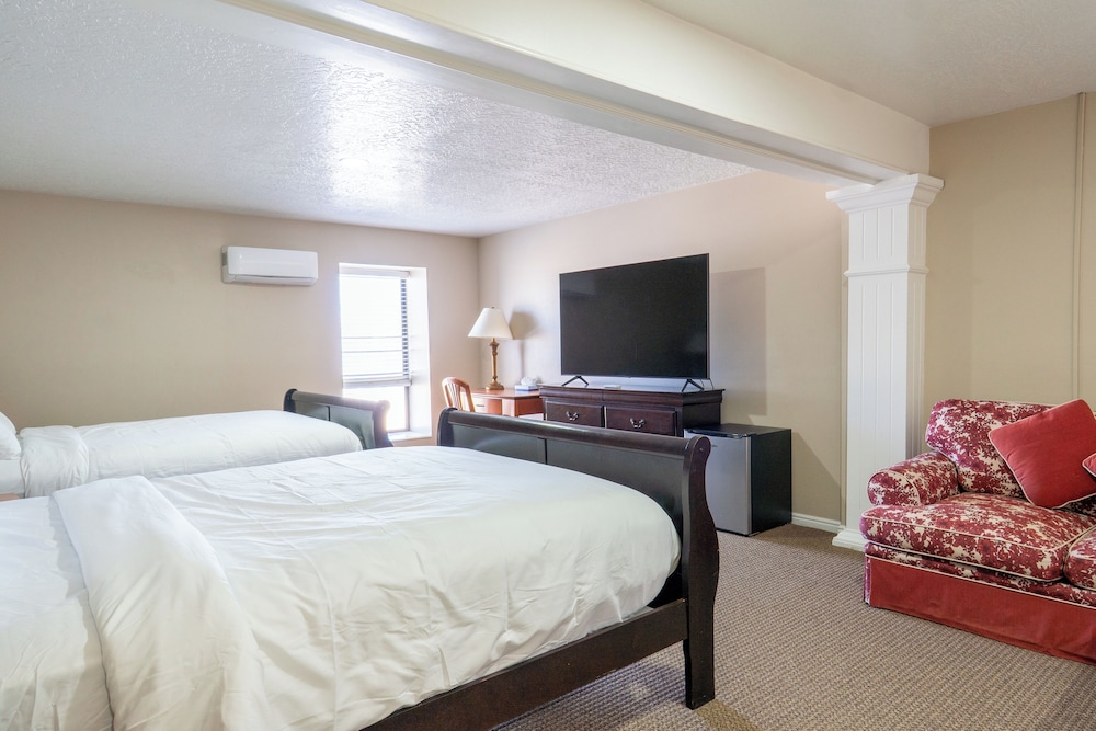 Road Creek Inn