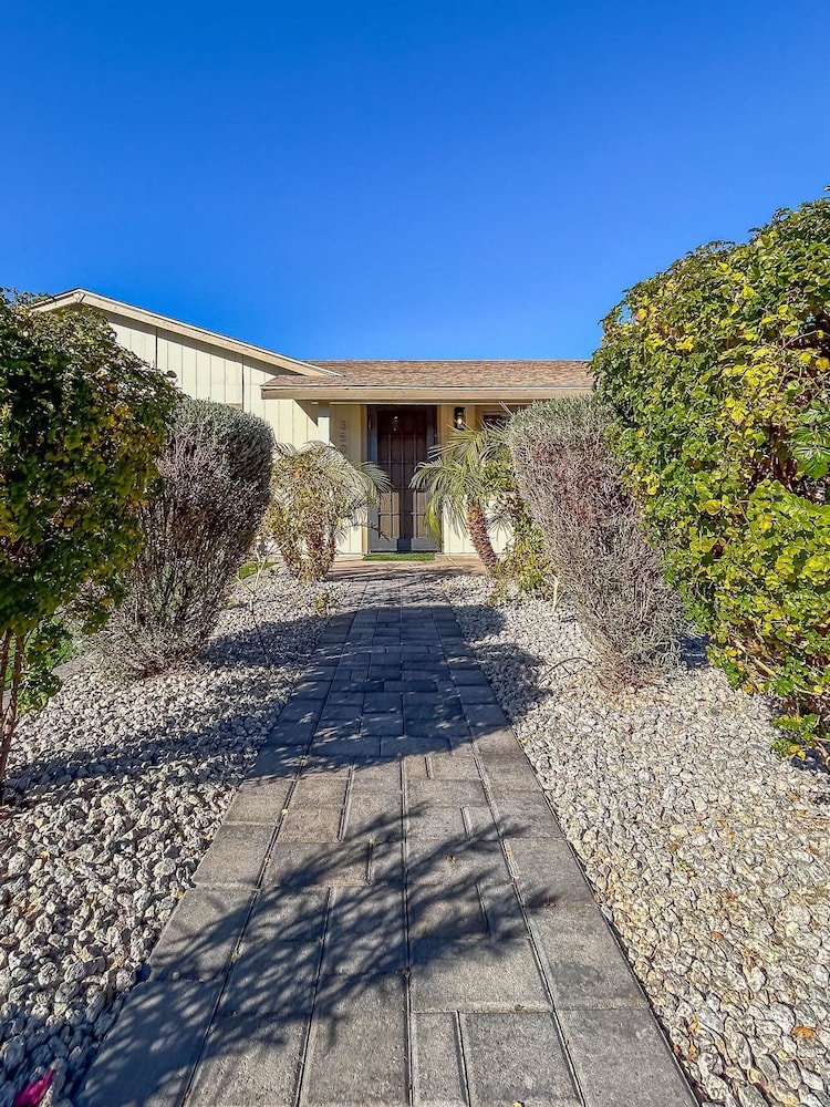 Phoenix 4 BDR Home With Outdoor Entertainment