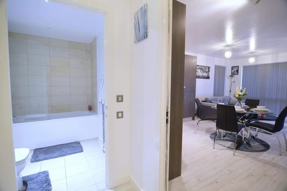Near Excel - Wifi - Parking - Pets - Sleeps 5