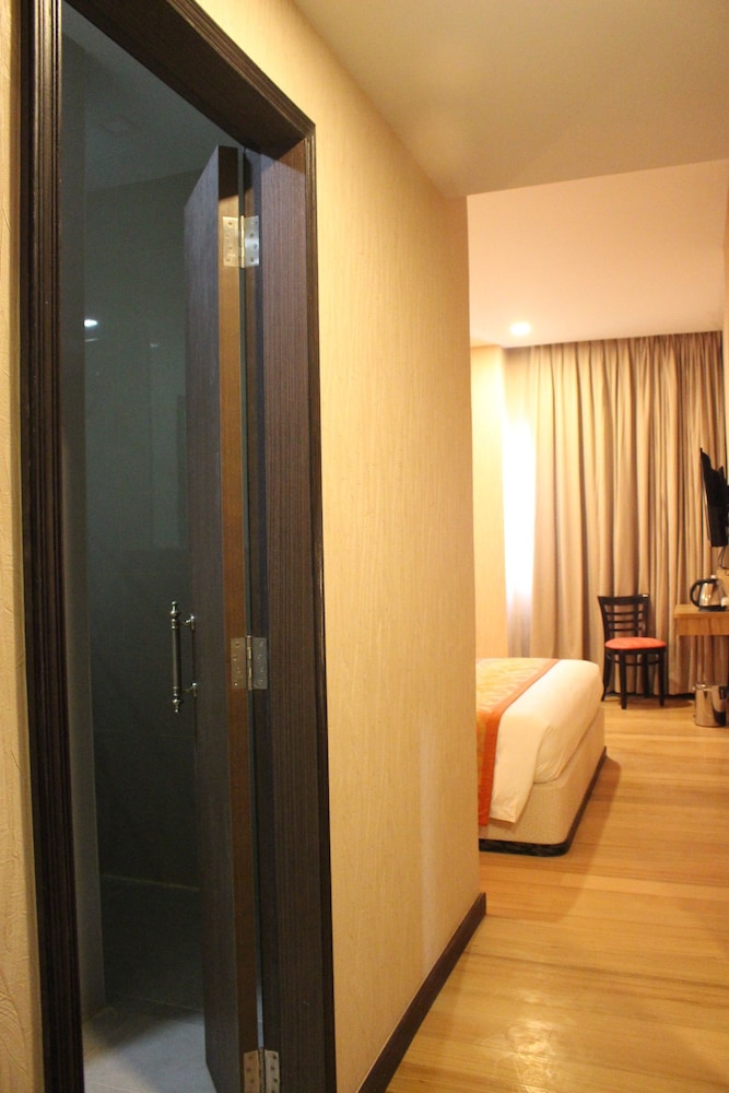 The Golden Bay Hotel Batam 68