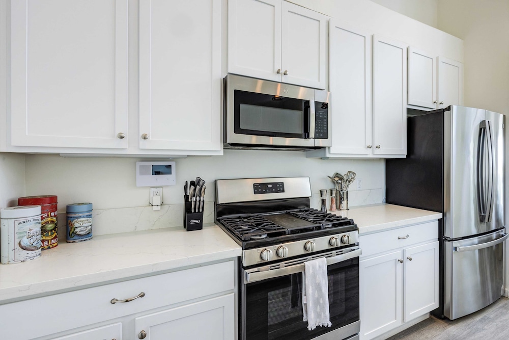 Beachfront 2BR w/ Deck, Views & Direct Sand Access Strand Way A