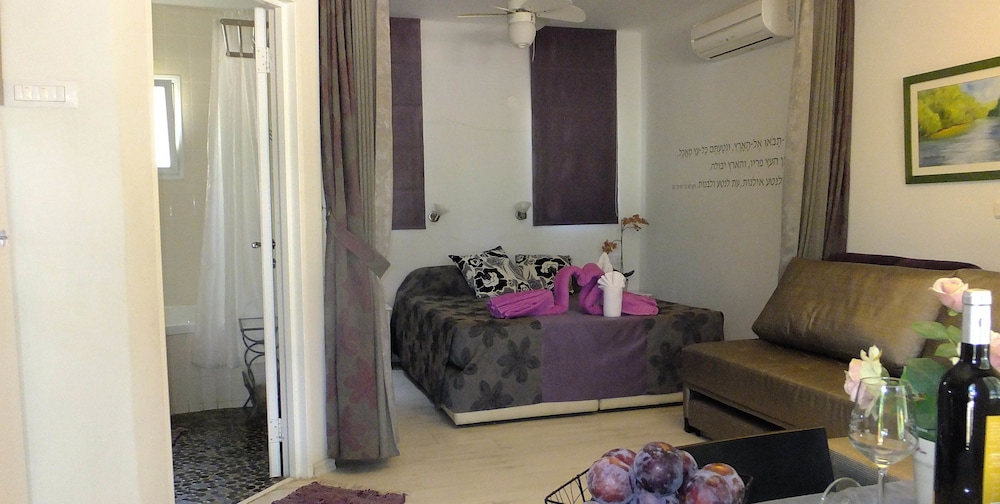 Nuriel Fruit & Guest House