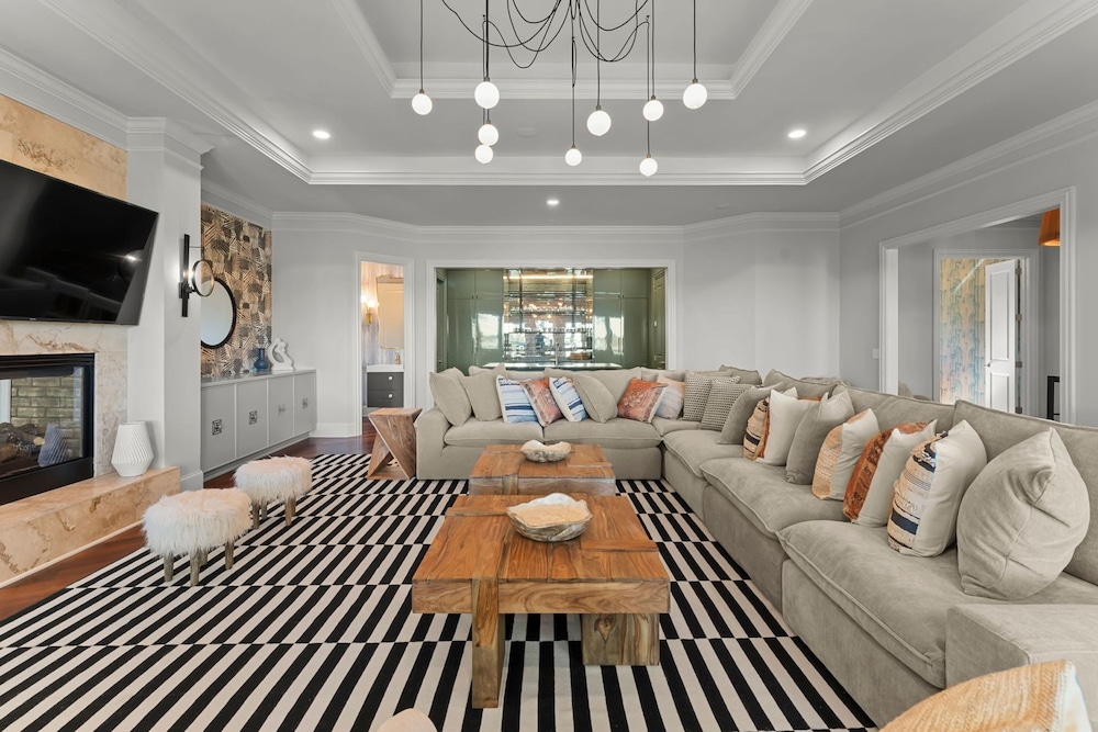 Modern Masterpiece by Avantstay Waterfront Private Dock