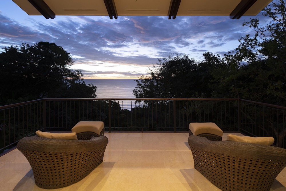 Villa Belvedere Pacific Sunsets 2 Private Pools