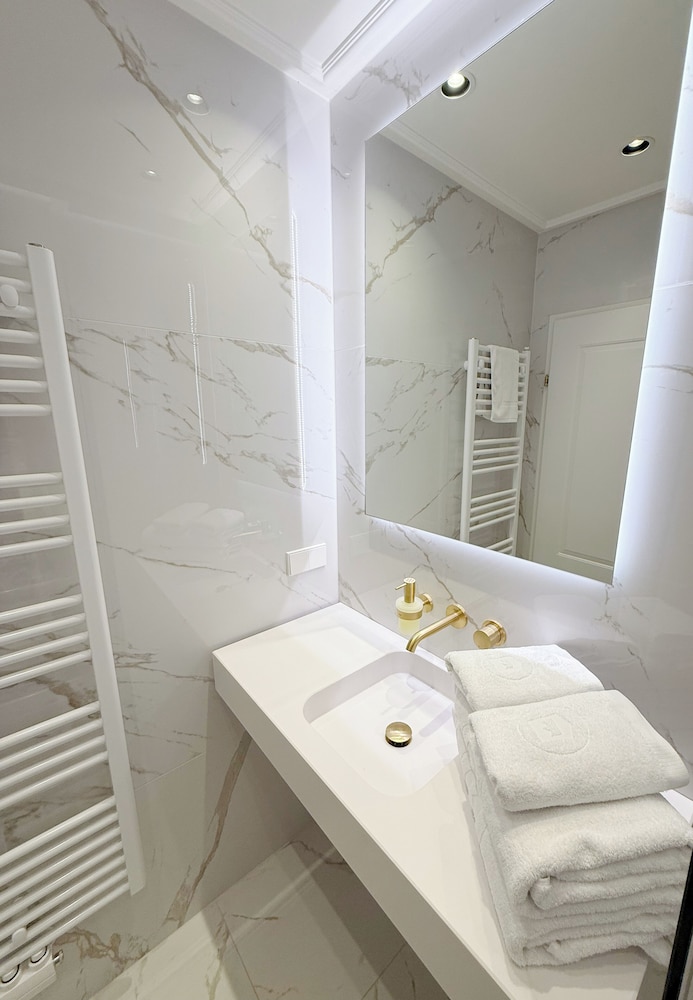 RAFAEL KAISER - Signature Apartments