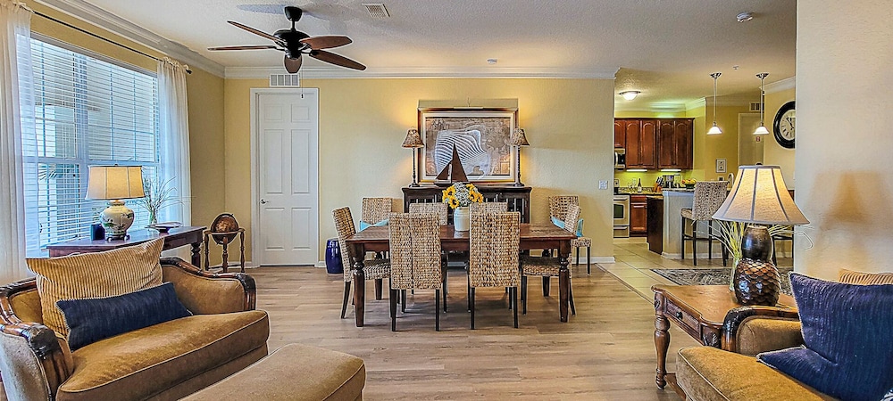 Gorgeous 3 Bed Lakeview, Vista Cay - 1010