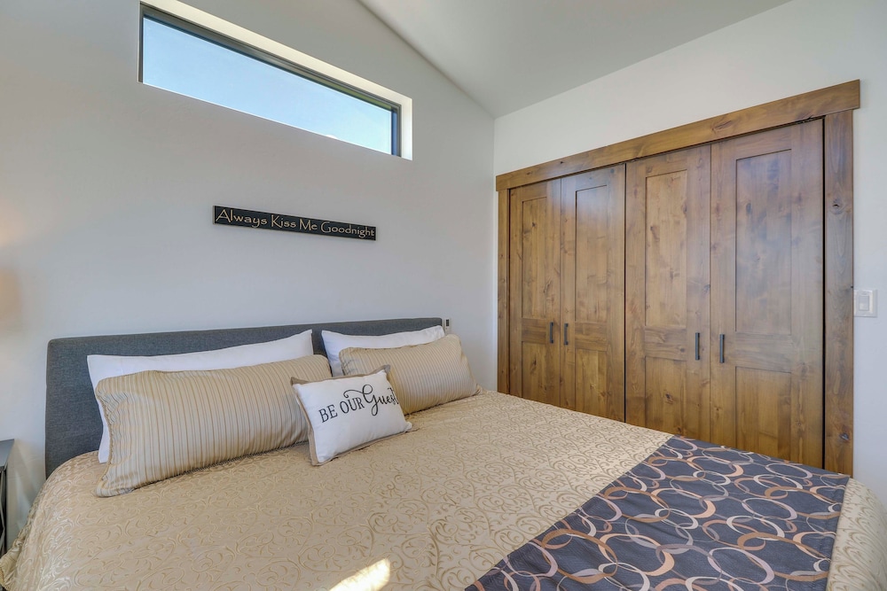 Mtn-view Tiny Home w/ Grill Near Skiing! view 2