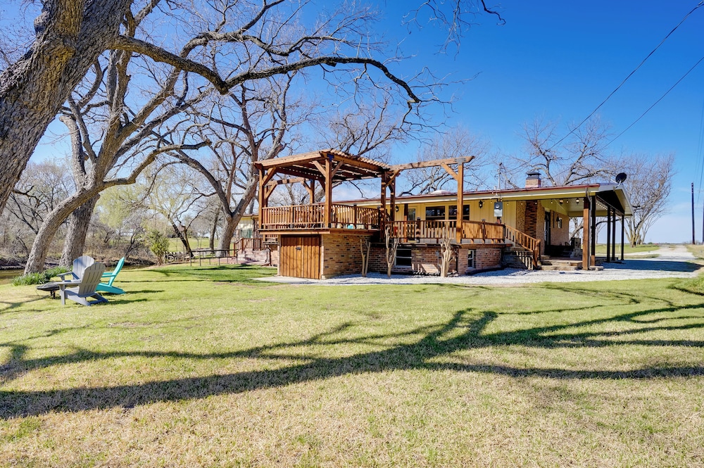 On-site River Access: Fishing Retreat in Granbury!