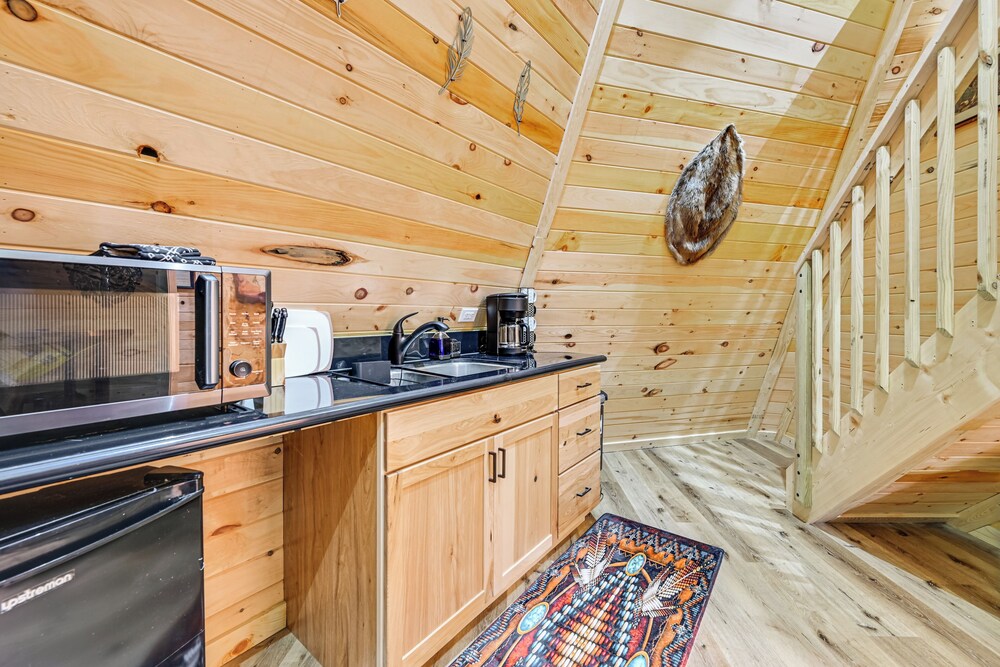 5 Mi to Mammoth Cave NP: Teepee Studio Escape