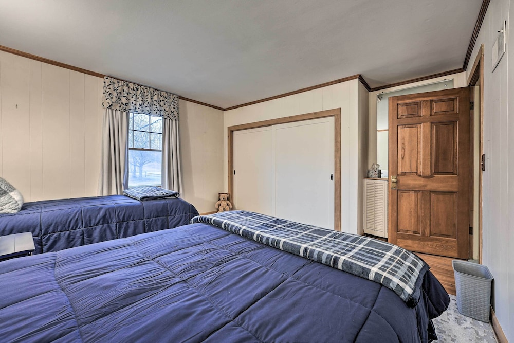 Cozy Hillsdale Home 1 Mi to Baw Beese Lake! - Property Image 3