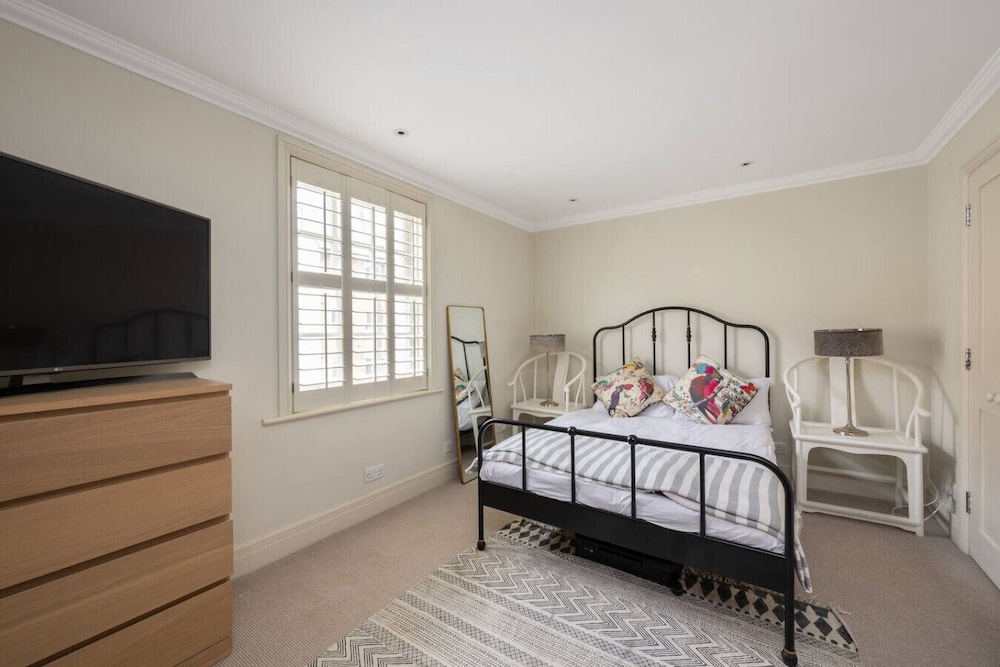 3-bed Home w Private Parking Fairytale Garden