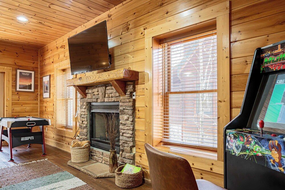 Bear Creek Way by Avantstay Hot Tub, Game Room, Air Hockey, Near Dollywood & Smoky Trails