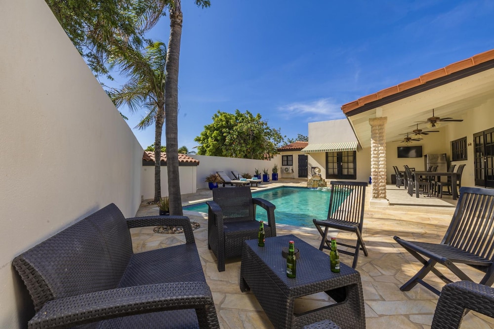Luxurious Haven in the Heart of the Island Pool