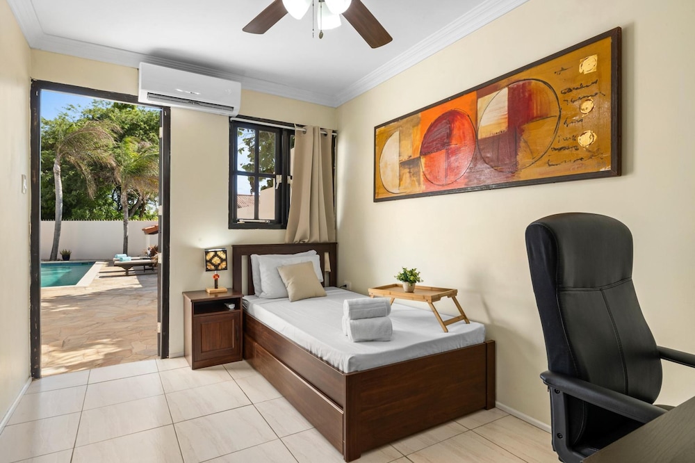 Luxurious Haven in the Heart of the Island Pool