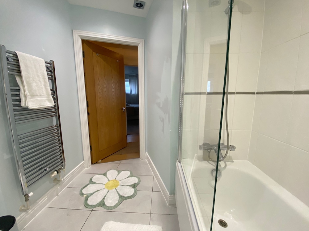 London Riverside Apartment-2 Bed-freep-balcony