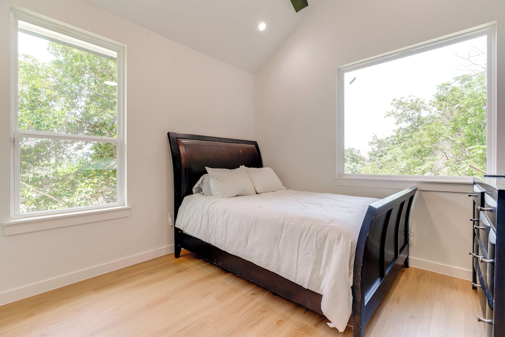 Near Restaurants & Parks: Home 3 Mi to Dtwn Austin