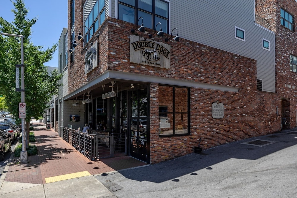 The Nomad 64-person Hillsboro Village Retreat Studio 1BR Spaces