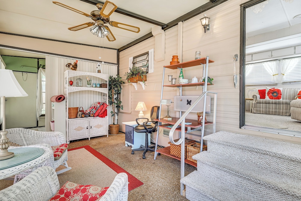 Swim, Fish & Play: Pet-friendly Gem in Fort Myers