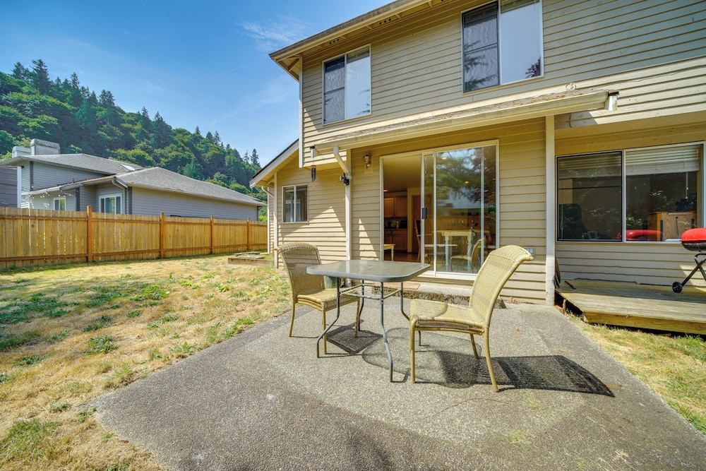 Walk to Hiking Trails: Renton Home w/ Fenced Yard!