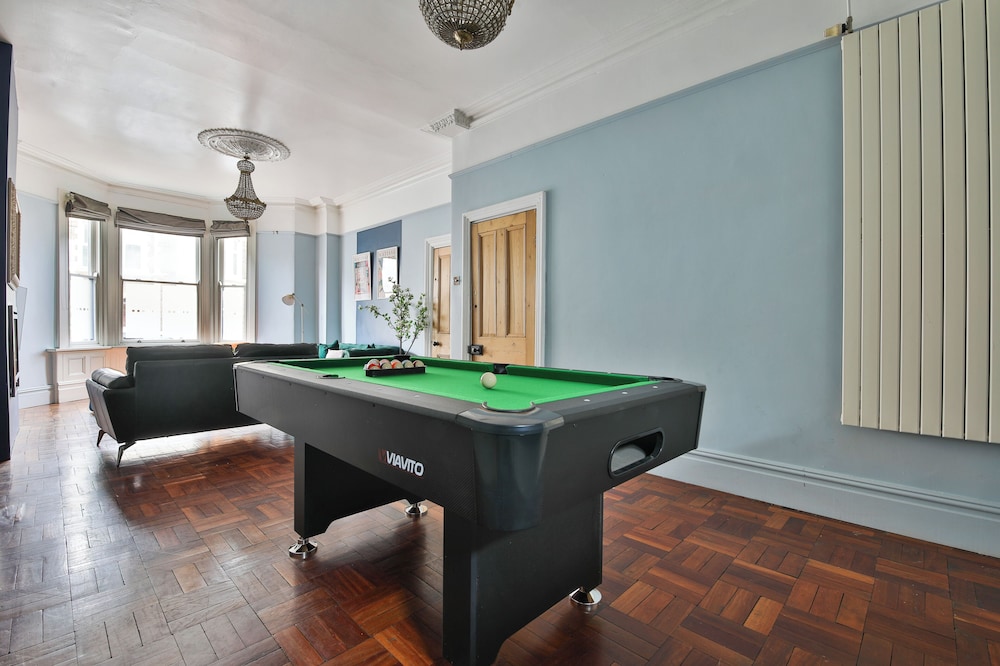 4 Bed House with Pool Table & Parking