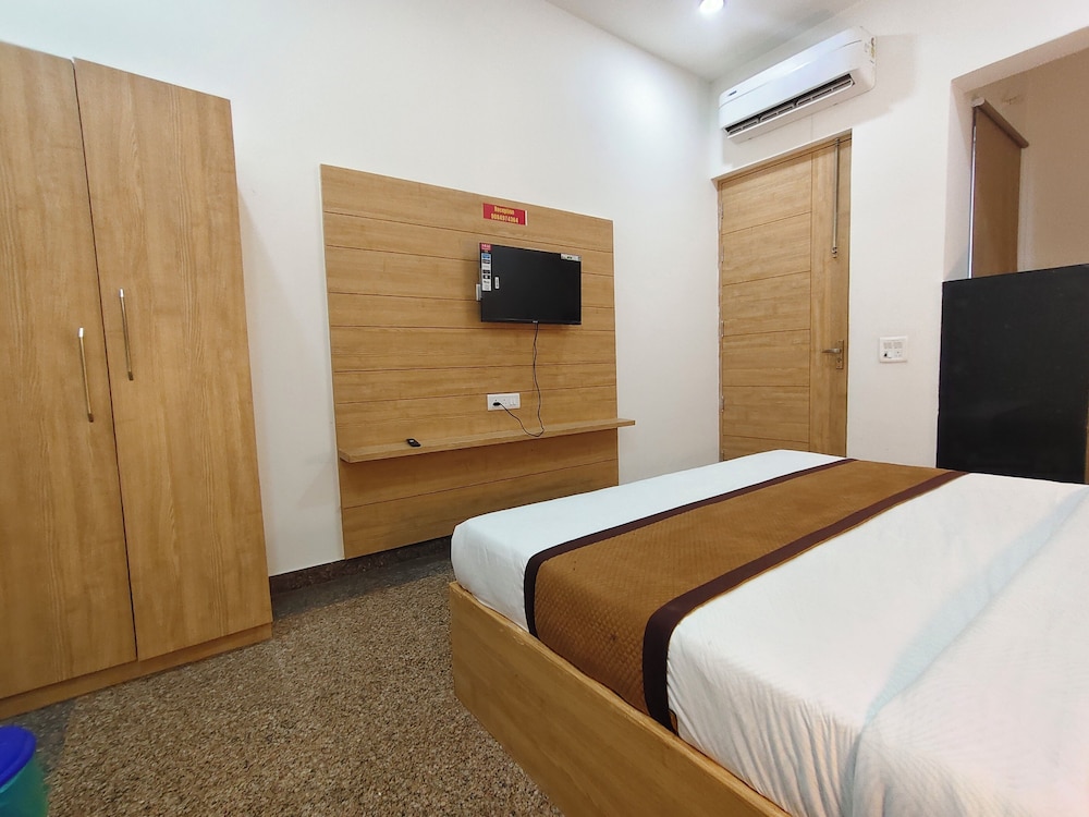 Hotel Devi Ram Atithi Bhawan Vrindavan By HRG