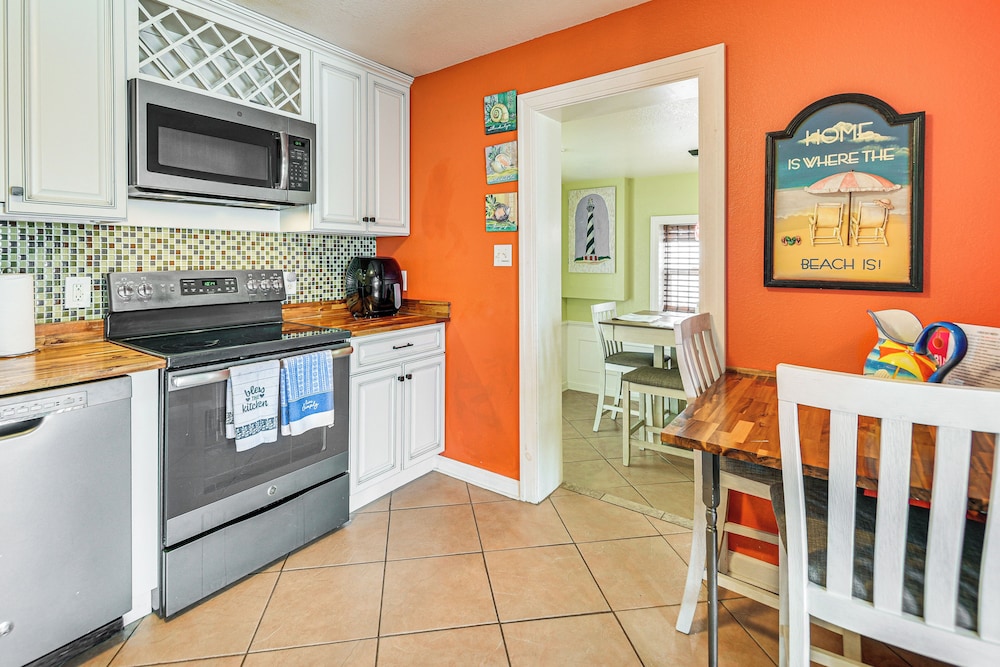 < 1/2 Mi to Beach Access + Pier: OBX Getaway