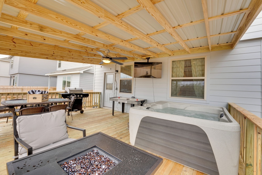 6 Mi to Lackland Afb: Hot Tub, Pool & Game Room!