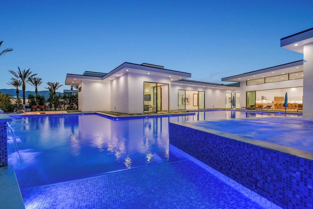 Luxury Retreat Pool, Putting Green + Pickleball Sleeps 17 Bravo Villa 8 by Avantstay