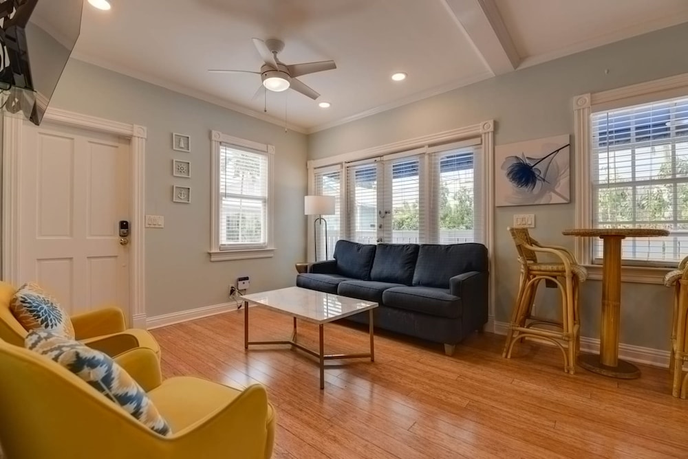 Poolside Suite by Brightwild Pvt Pool Parking view 5