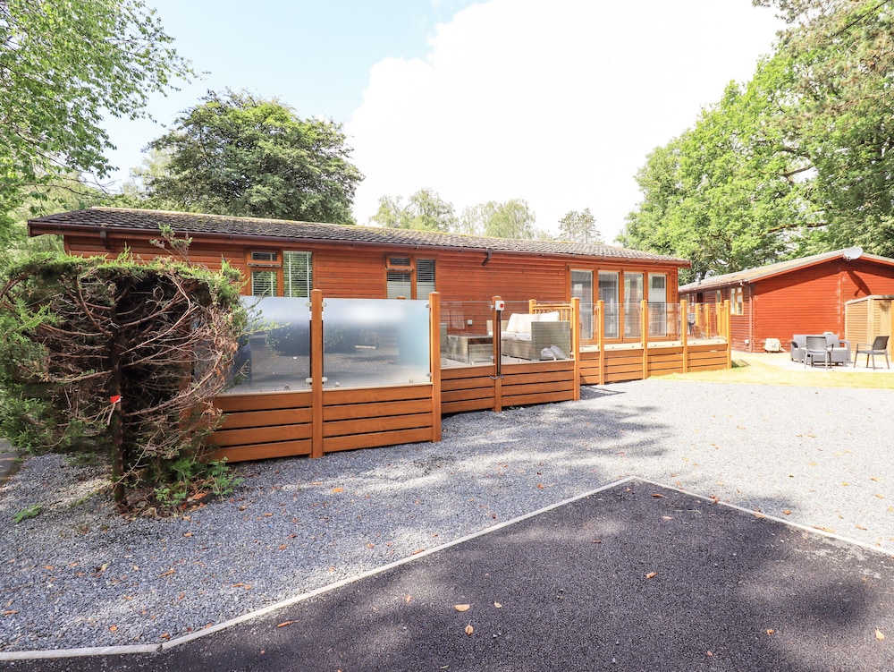 Lakes Lodge