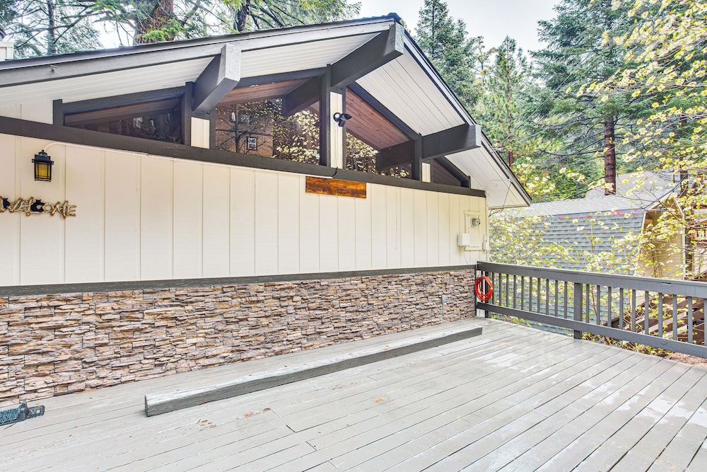 3 Mi to Lake Arrowhead Village: Pine-view Home!