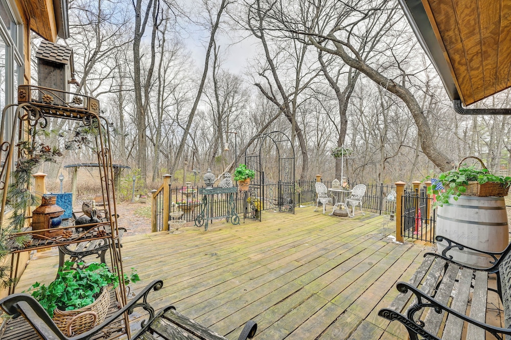 Walk to Saylorville Lake: Spacious Home w/ Deck!