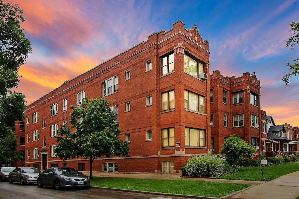 Chic 2BR Apt - Roscoe 1