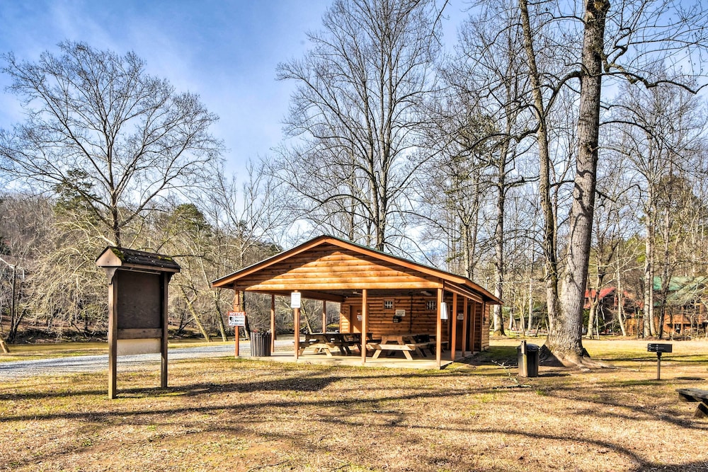 10 Mi to Dtwn: Home w/ Spacious Patio in Ellijay!