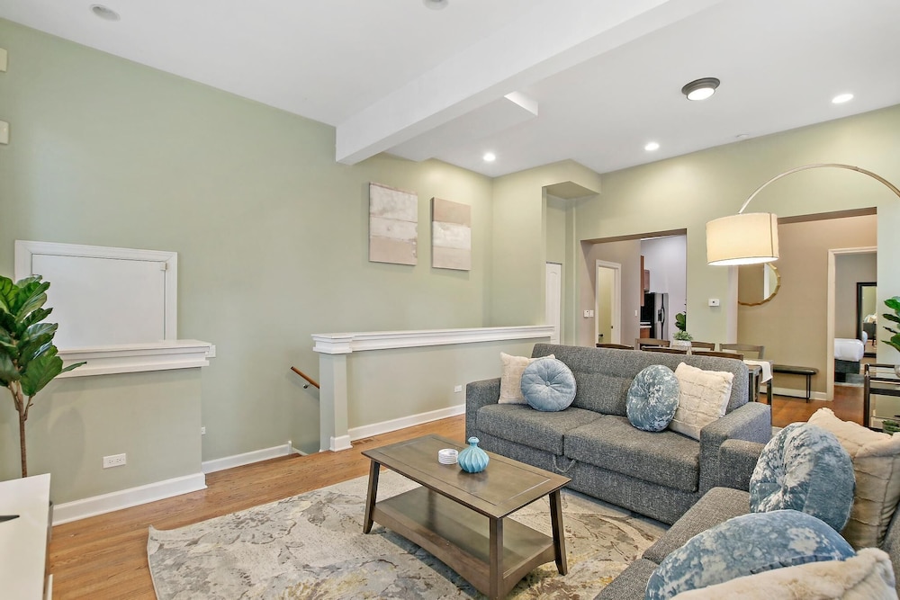 Upscale 4BR in Wicker Park - Damen 1R