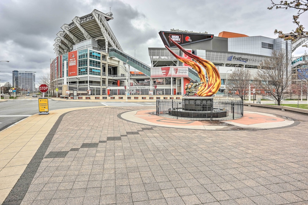 Dwtn Cleveland Condo: Walk to Stadiums & Museums view 4