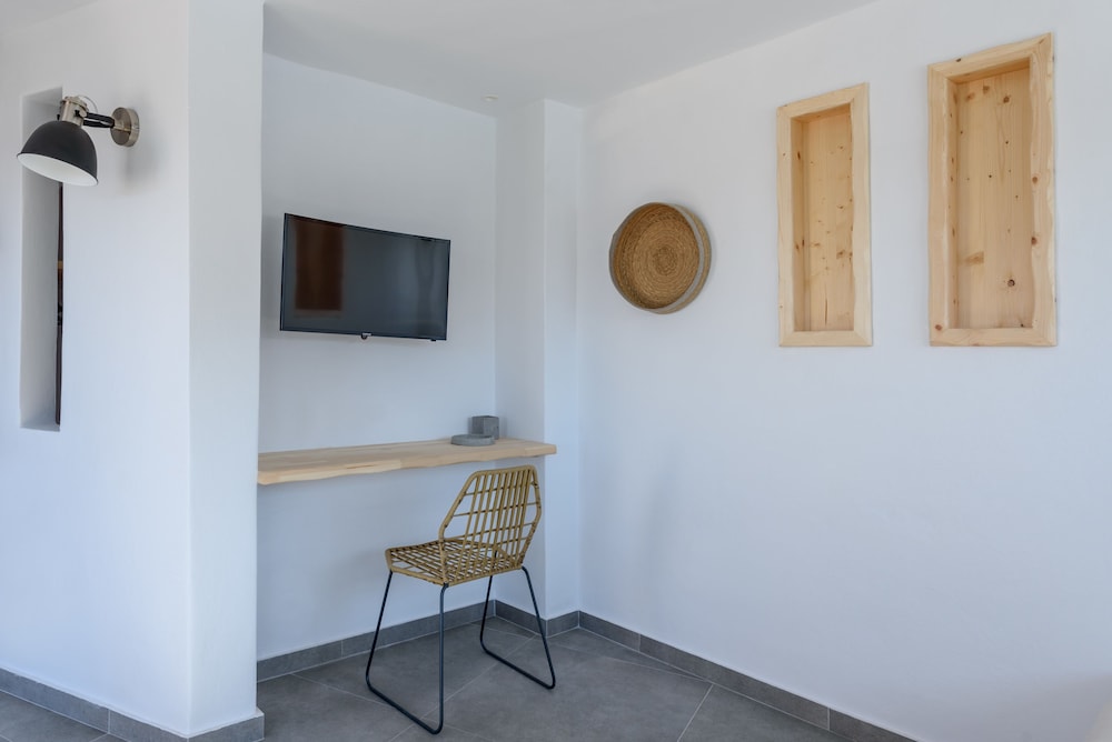 Earino Suites & Villas