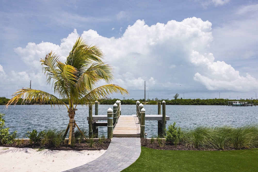New Waterfront Home - Dreamside House