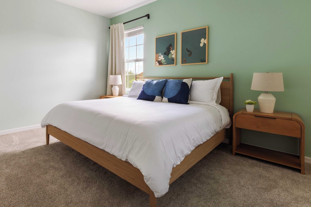 Sleeps 18! Solterra Resort, Pool, Gameroom, Themed Bdrs Broad Oak by Avantstay