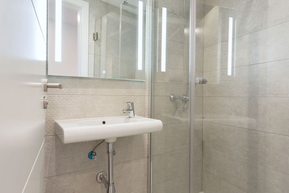 Lovely 2-bedroom Apartment in Exclusive Area of Madrid Madrazo V